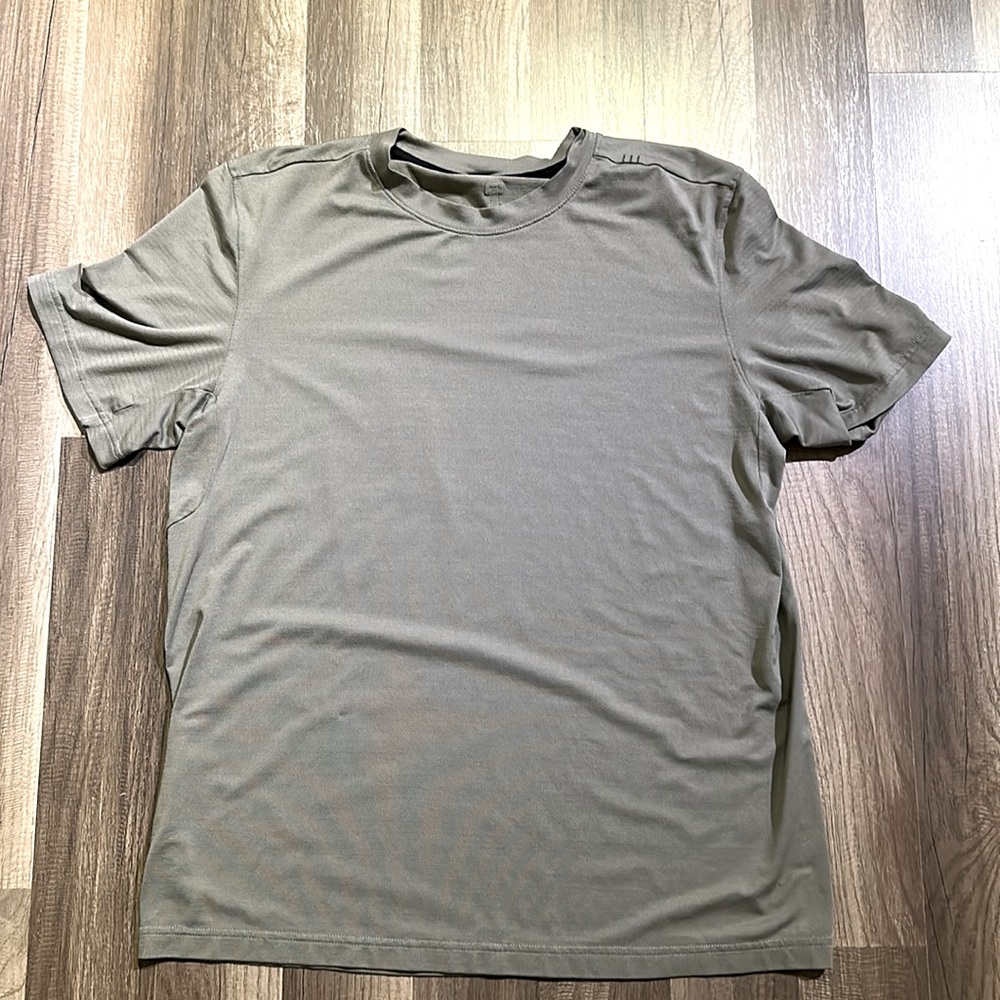 LIKE NEW! Lululemon The Fundamental T-Shirt